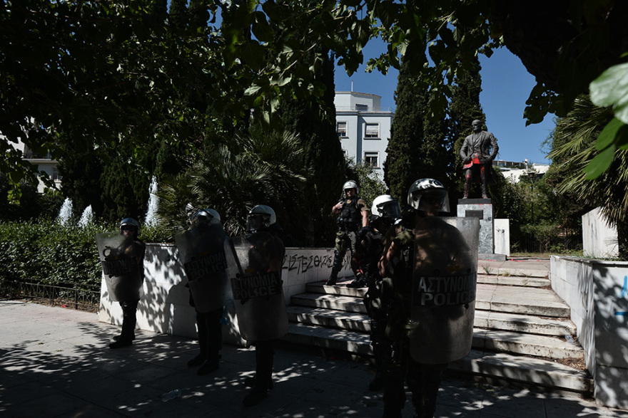 Ένταση στην συγκέντρωση του ΠΑΜΕ: Πέταξαν μπογιές στο άγαλμα του Τρούμαν