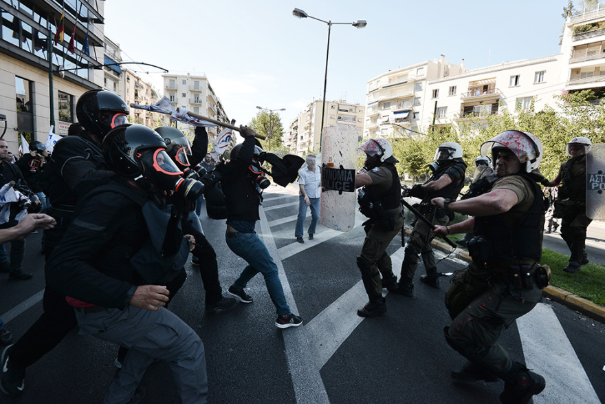Ένταση στην συγκέντρωση του ΠΑΜΕ: Πέταξαν μπογιές στο άγαλμα του Τρούμαν