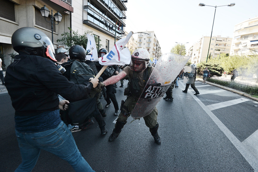 Ένταση στην συγκέντρωση του ΠΑΜΕ: Πέταξαν μπογιές στο άγαλμα του Τρούμαν