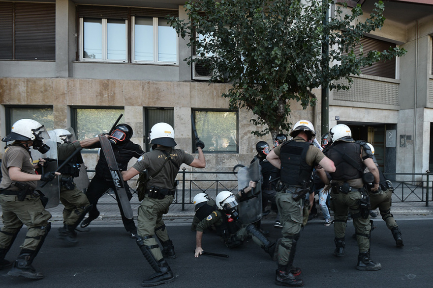 Ένταση στην συγκέντρωση του ΠΑΜΕ: Πέταξαν μπογιές στο άγαλμα του Τρούμαν