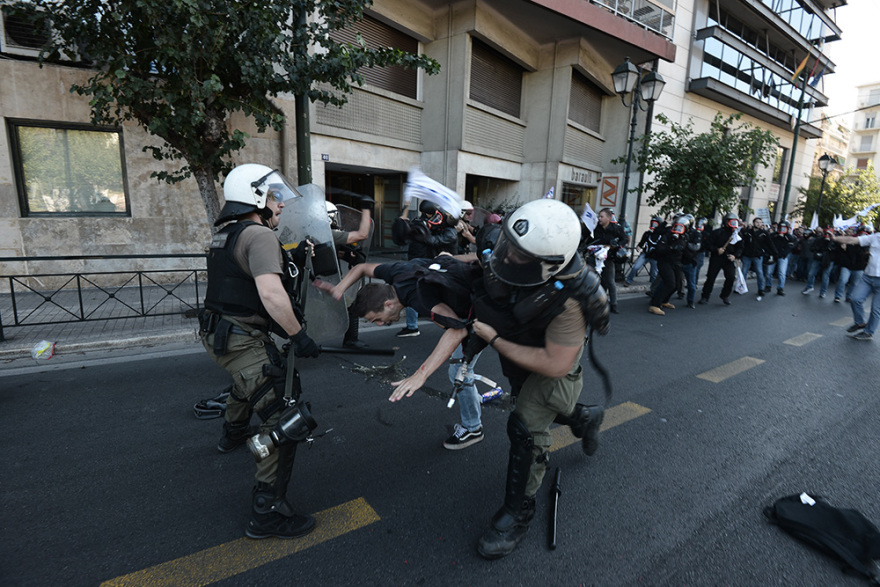 Ένταση στην συγκέντρωση του ΠΑΜΕ: Πέταξαν μπογιές στο άγαλμα του Τρούμαν