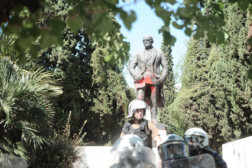 Ένταση στην συγκέντρωση του ΠΑΜΕ: Πέταξαν μπογιές στο άγαλμα του Τρούμαν