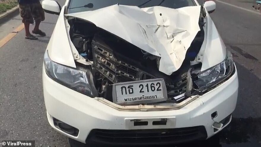 Ταϊλάνδη: Τρόμος για οδηγό που είδε λάστιχο να διαλύει το παρμπρίζ του εν κινήσει αυτοκινήτου της