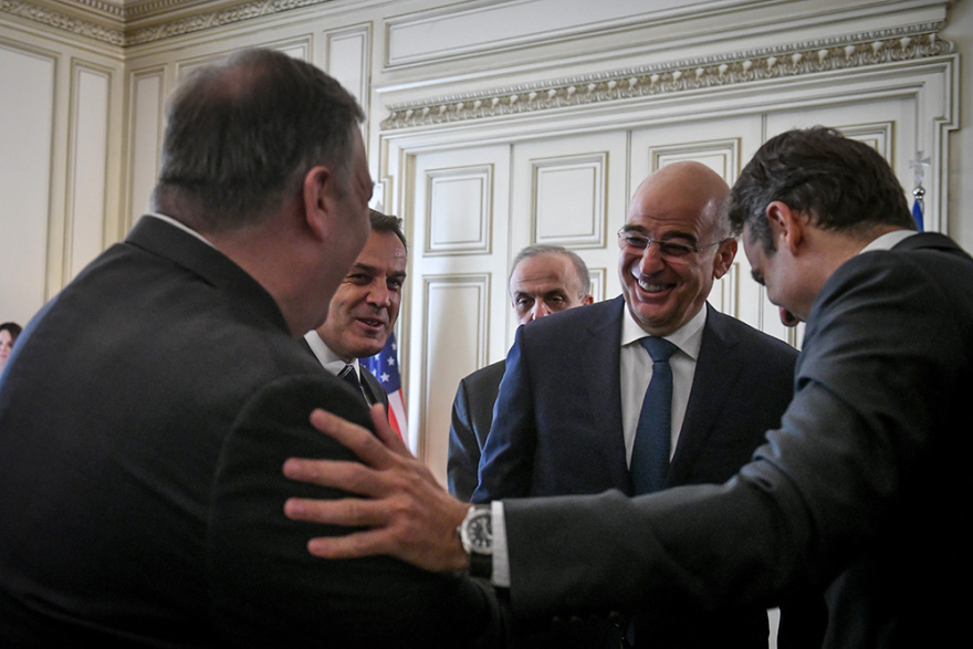 Θερμό κλίμα στη συνάντηση Μητσοτάκη-Πομπέο: Ο καιρός, οι γραβάτες και το Μουσείο Γουλανδρή