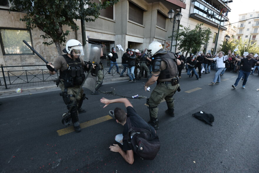 Ένταση στην συγκέντρωση του ΠΑΜΕ: Πέταξαν μπογιές στο άγαλμα του Τρούμαν