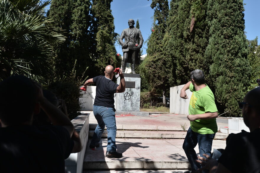 Ένταση στην συγκέντρωση του ΠΑΜΕ: Πέταξαν μπογιές στο άγαλμα του Τρούμαν