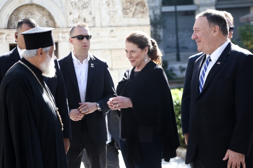 Το ζεύγος Πομπέο στη Μητρόπολη - Δείτε φωτογραφίες