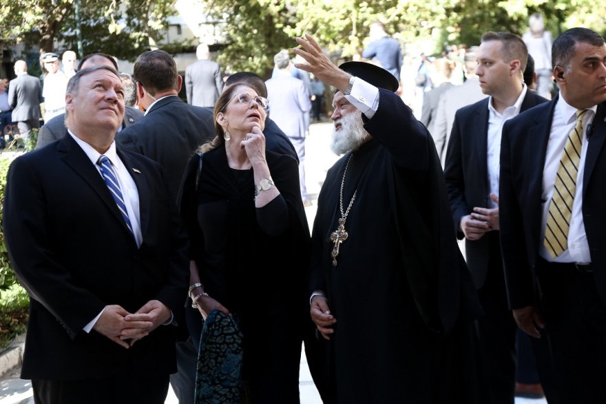 Το ζεύγος Πομπέο στη Μητρόπολη - Δείτε φωτογραφίες