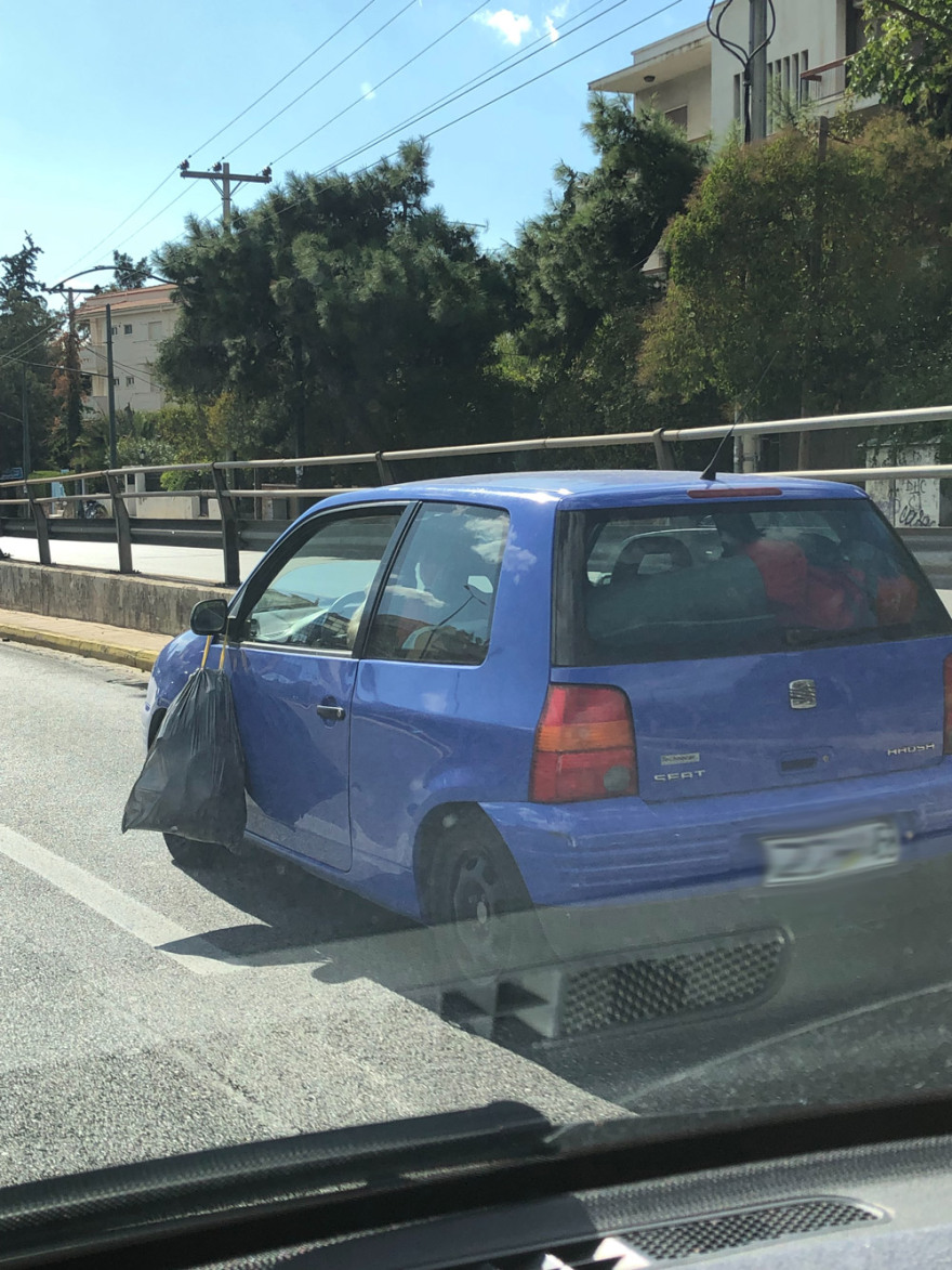 Απίστευτο κι όμως ελληνικό: Οδηγός έβγαλε βόλτα τα... σκουπίδια του!