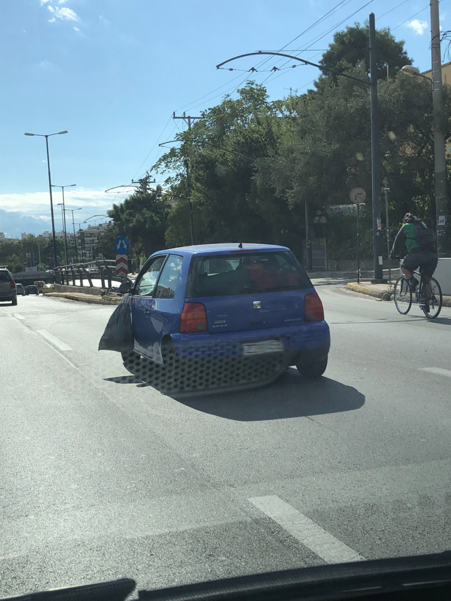 Απίστευτο κι όμως ελληνικό: Οδηγός έβγαλε βόλτα τα... σκουπίδια του!