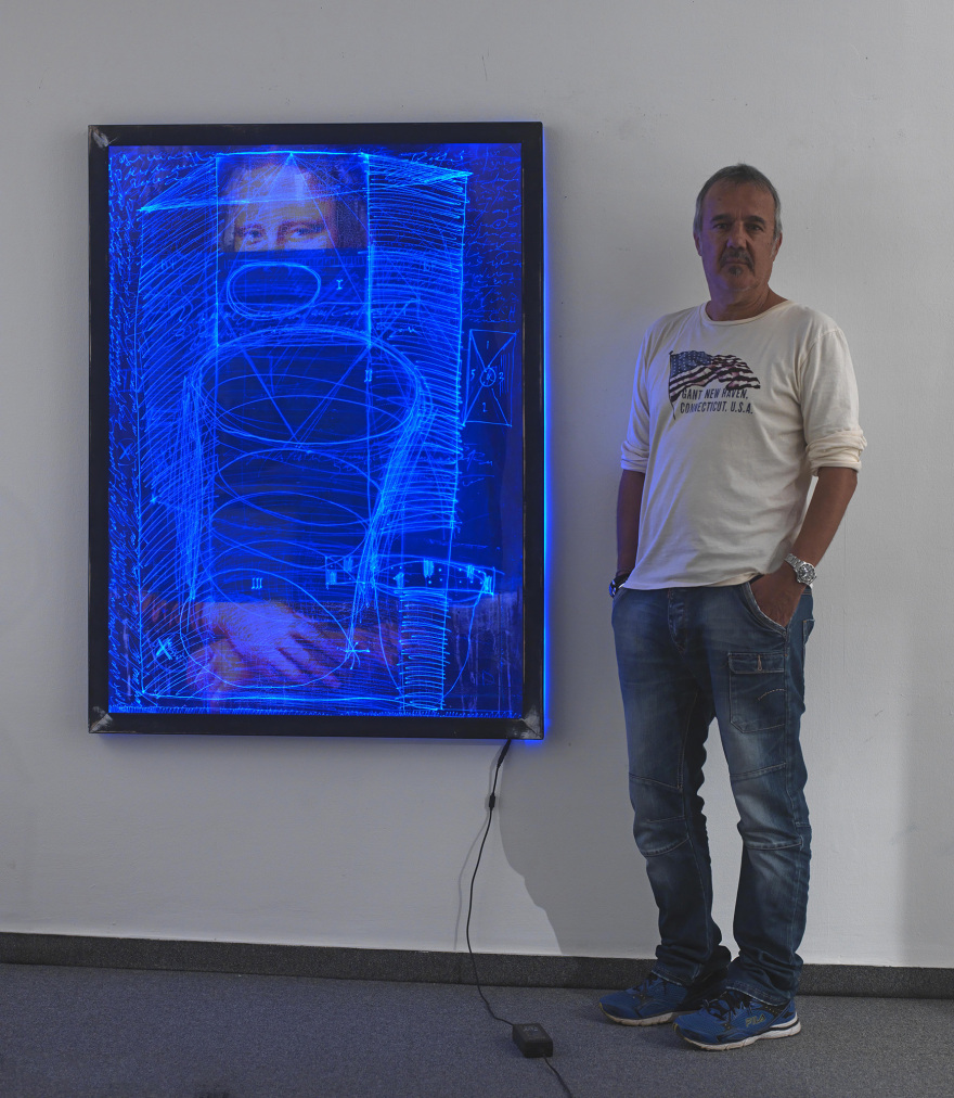 Ατομική Έκθεση «Blue Lights, Emotions, Stories» του Χρήστου Αντωναρόπουλου 