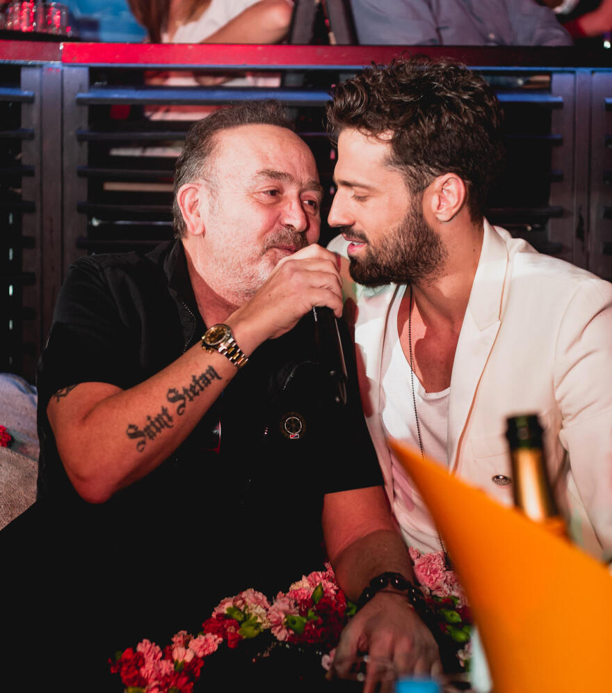 Βίντεο: Ο Σταμάτης Γονίδης βρέθηκε στον Κωνσταντίνο Αργυρό και έπιασε το μικρόφωνο 