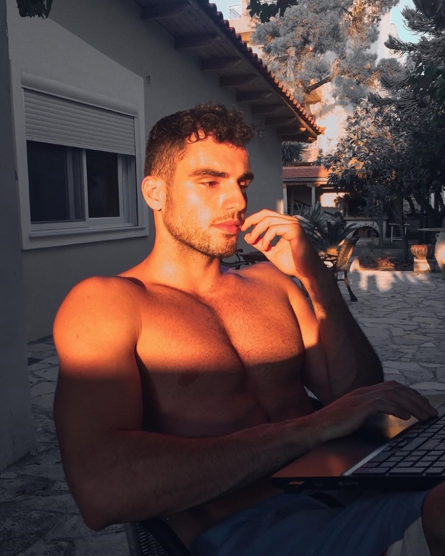 GNTM: Ποιος είναι ο εντυπωσιακός άντρας που βοήθησε τις διαγωνιζόμενες με τα φίδια