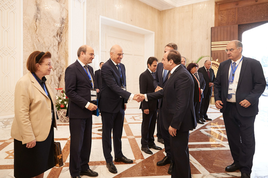 Στην Αίγυπτο ο Κυριάκος Μητσοτάκης: Συνάντηση με τον Αιγύπτιο πρόεδρο 