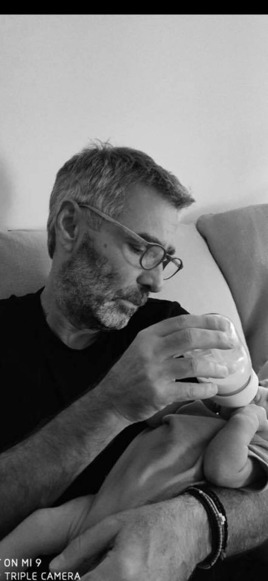 O Θοδωρής Αθερίδης ταΐζει με μπιμπερό τον 17 ημερών εγγονό του