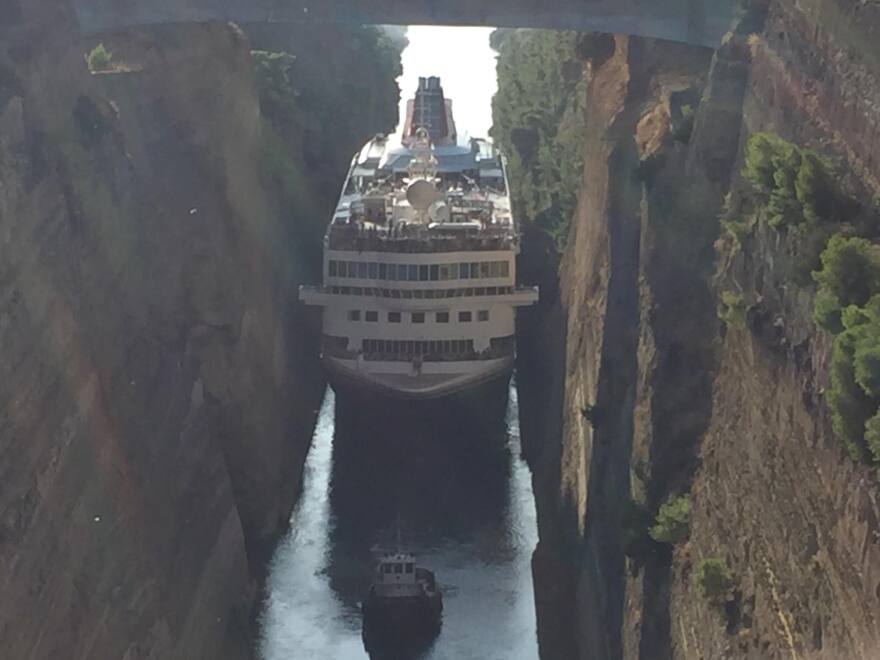 Εντυπωσιακές φωτογραφίες: Το μακρύτερο κρουαζιερόπλοιο που έχει περάσει τον Ισθμό της Κορίνθου