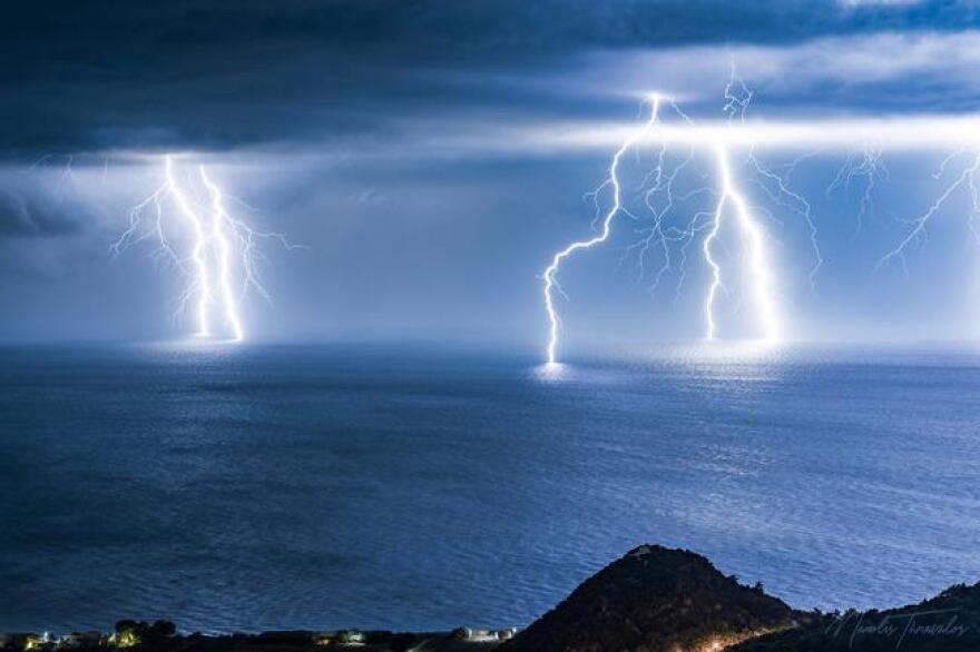 Καιρός: Κεραυνοί «σκίζουν» τον ουρανό στη Σάμο - Δείτε εντυπωσιακές εικόνες