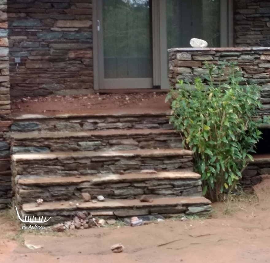 Μενεγάκη - Παντζόπουλος: Εικόνες καταστροφής στην ξενοδοχειακή μονάδα τους στην Άνδρο