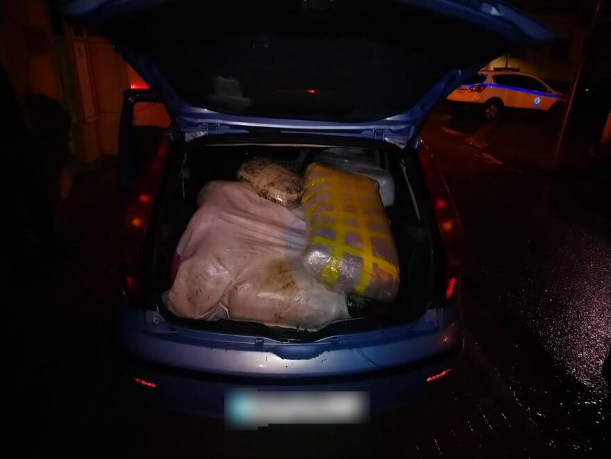 Συνελήφθησαν με 116 κιλά χασίς στα Γρεβενά - Τα μετέφεραν με δύο αυτοκίνητα