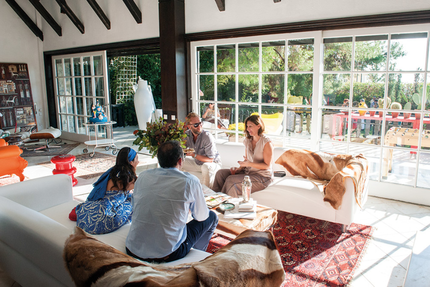 Γεώργιος Καράμπελας - Μαρίνα Κουταρέλλη: Αποχαιρετισμός στο καλοκαίρι με 60s διάθεση