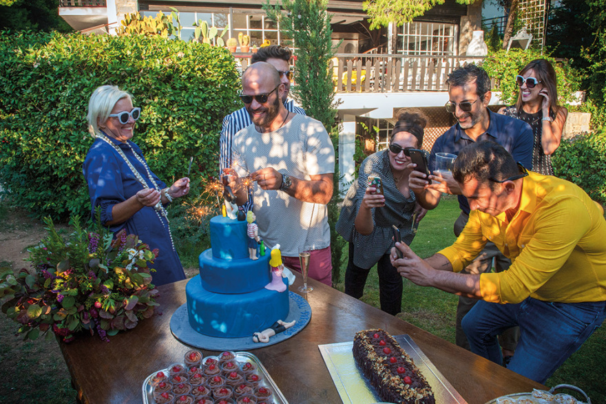 Γεώργιος Καράμπελας - Μαρίνα Κουταρέλλη: Αποχαιρετισμός στο καλοκαίρι με 60s διάθεση