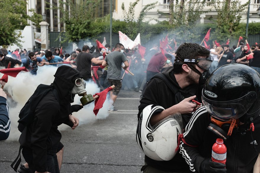 Χημικά και κρότου λάμψης στην πορεία των φοιτητών στην Αθήνα