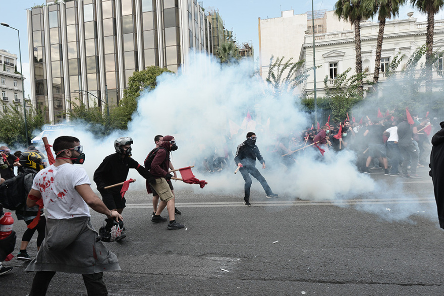 Χημικά και κρότου λάμψης στην πορεία των φοιτητών στην Αθήνα