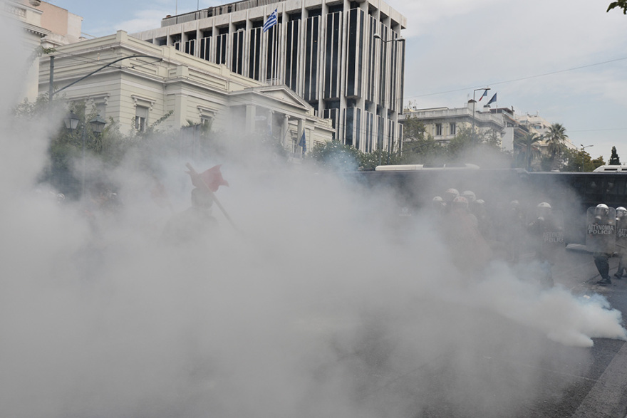 Χημικά και κρότου λάμψης στην πορεία των φοιτητών στην Αθήνα