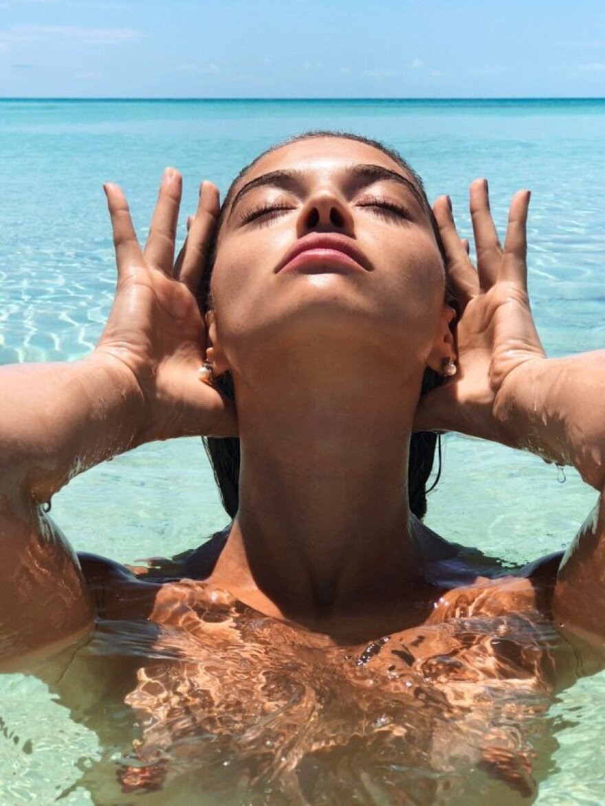 Οι τόπλες λήψεις της Daniela Lopez Osorio φέρνουν πίσω το καλοκαίρι 