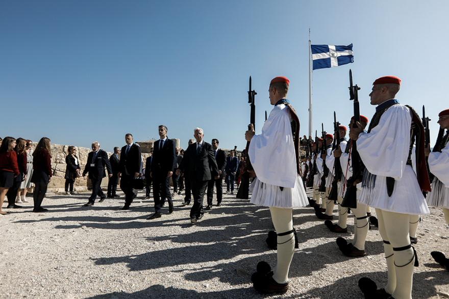 H Aθήνα γιορτάζει τα 75 χρόνια από την απελευθέρωσή της - Δείτε εικόνες με τους Εύζωνες στην Ακρόπολη