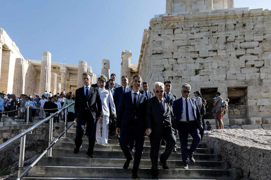 H Aθήνα γιορτάζει τα 75 χρόνια από την απελευθέρωσή της - Δείτε εικόνες με τους Εύζωνες στην Ακρόπολη