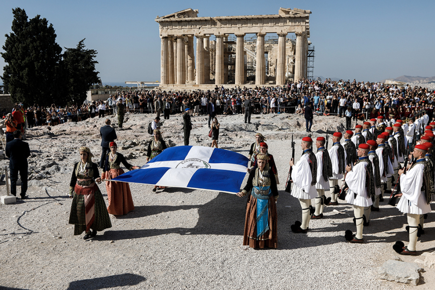 H Aθήνα γιορτάζει τα 75 χρόνια από την απελευθέρωσή της - Δείτε εικόνες με τους Εύζωνες στην Ακρόπολη