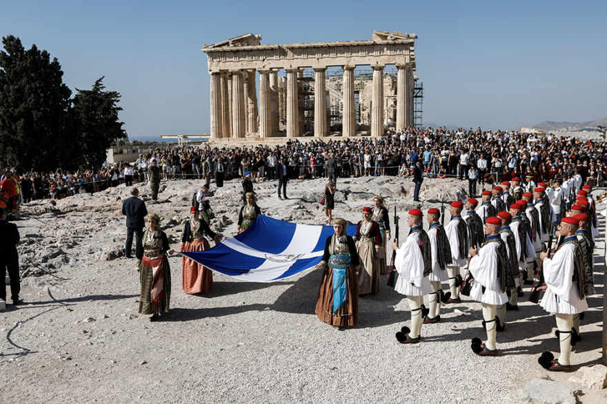 H Aθήνα γιορτάζει τα 75 χρόνια από την απελευθέρωσή της - Δείτε εικόνες με τους Εύζωνες στην Ακρόπολη