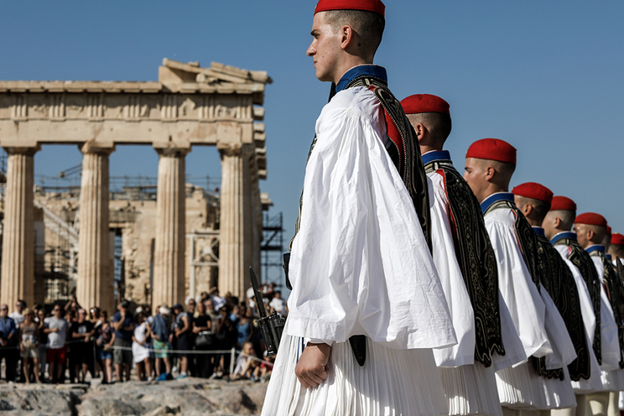 H Aθήνα γιορτάζει τα 75 χρόνια από την απελευθέρωσή της - Δείτε εικόνες με τους Εύζωνες στην Ακρόπολη