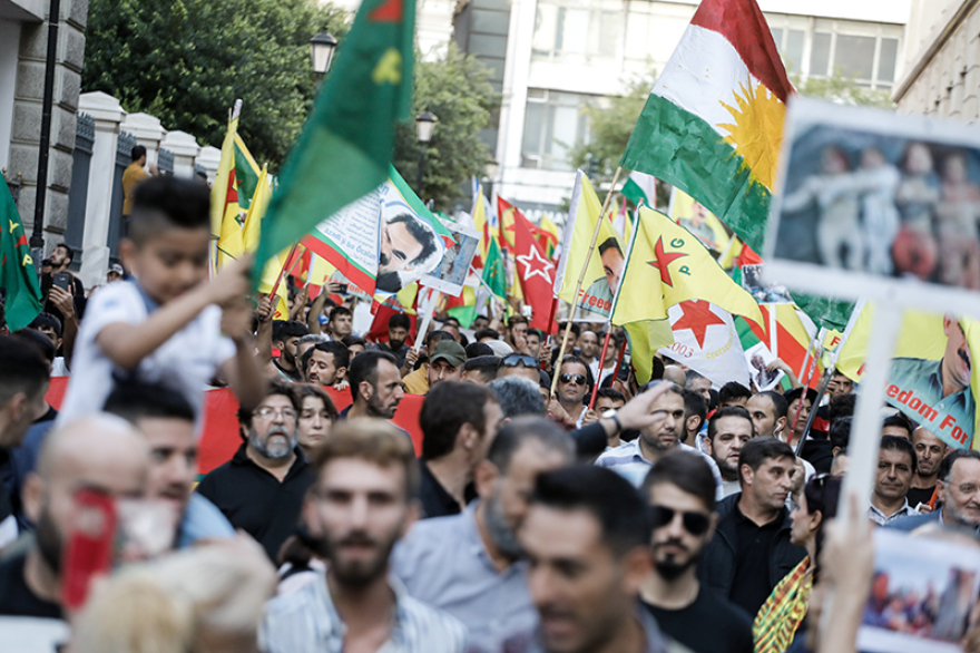 Οργισμένες διαδηλώσεις Κούρδων: Έκαψαν τουρκικές σημαίες, ποδοπάτησαν φωτογραφίες του Ερντογάν 