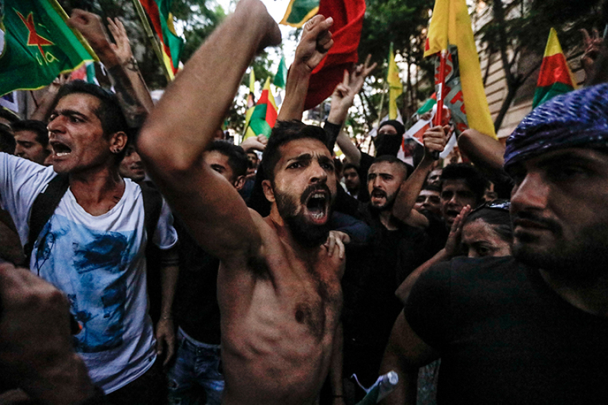 Οργισμένες διαδηλώσεις Κούρδων: Έκαψαν τουρκικές σημαίες, ποδοπάτησαν φωτογραφίες του Ερντογάν 