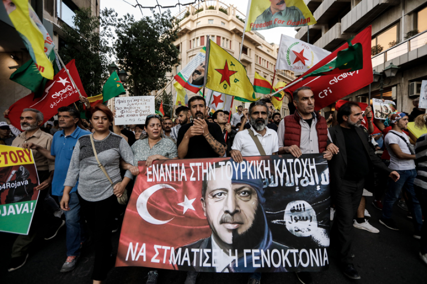 Οργισμένες διαδηλώσεις Κούρδων: Έκαψαν τουρκικές σημαίες, ποδοπάτησαν φωτογραφίες του Ερντογάν 