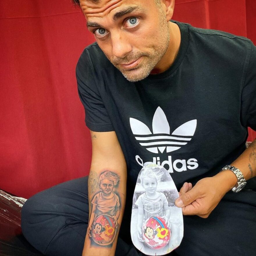 Ο Στέλιος Χανταμπάκης «χτύπησε» τατουάζ φωτογραφία της κόρης του