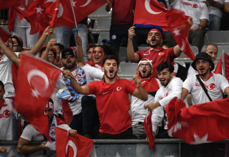 Γαλλία-Τουρκία: Στρατιωτικοί χαιρετισμοί από τους Τούρκους διεθνείς και τους συμπατριώτες τους στις κερκίδες!