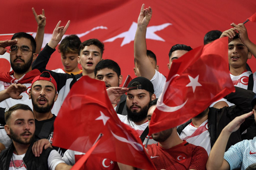 Γαλλία-Τουρκία: Στρατιωτικοί χαιρετισμοί από τους Τούρκους διεθνείς και τους συμπατριώτες τους στις κερκίδες!