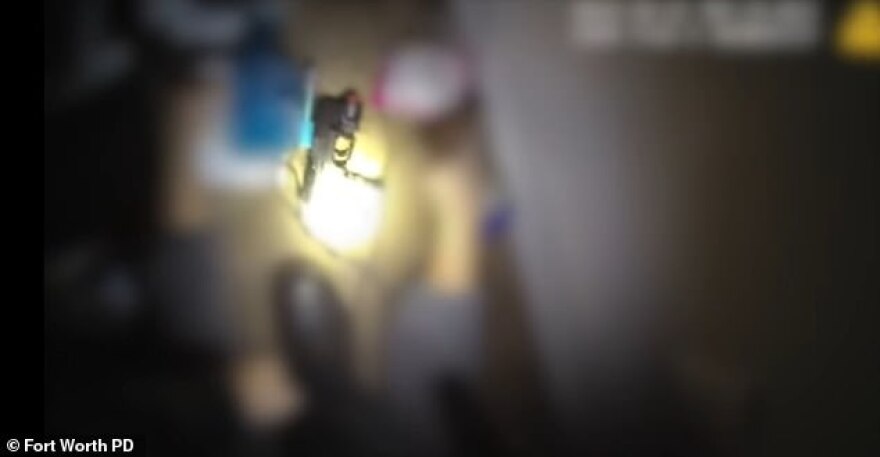 Βίντεο σοκ: Αστυνομικός στο Τέξας σκοτώνει μαύρη γυναίκα μέσα στο ίδιο της το σπίτι