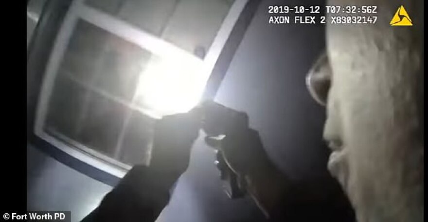 Βίντεο σοκ: Αστυνομικός στο Τέξας σκοτώνει μαύρη γυναίκα μέσα στο ίδιο της το σπίτι