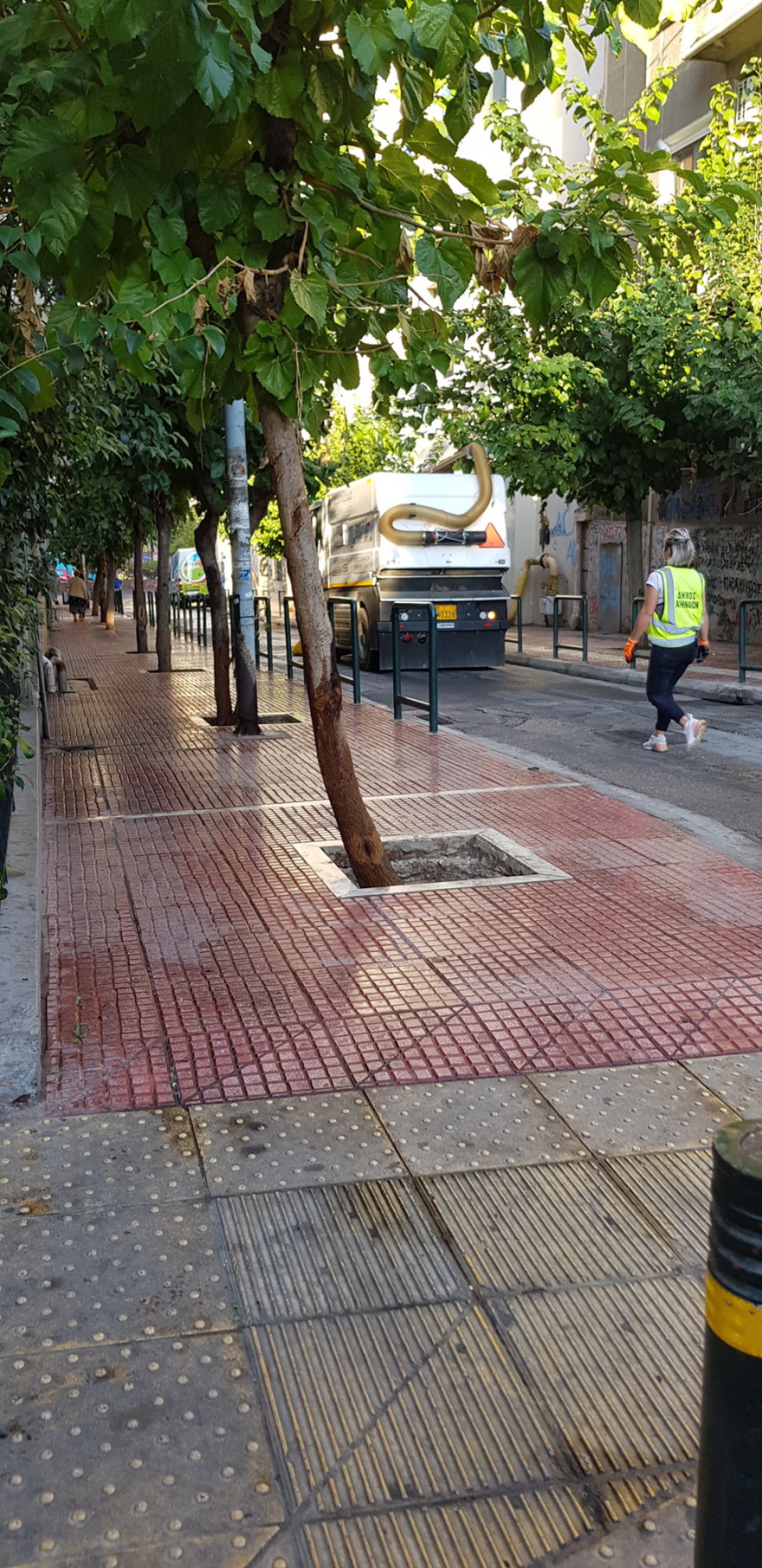 «Σκούπα» από τον δήμο Αθηναίων στην οδό Αντωνιάδου δίπλα στην ΑΣΟΕΕ