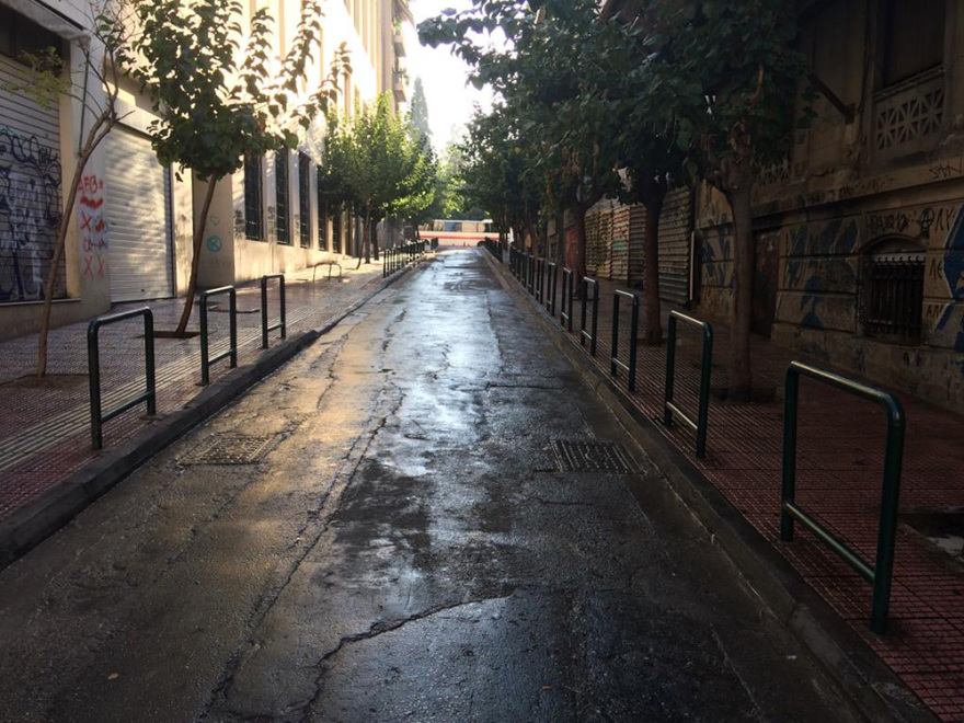 «Σκούπα» από τον δήμο Αθηναίων στην οδό Αντωνιάδου δίπλα στην ΑΣΟΕΕ