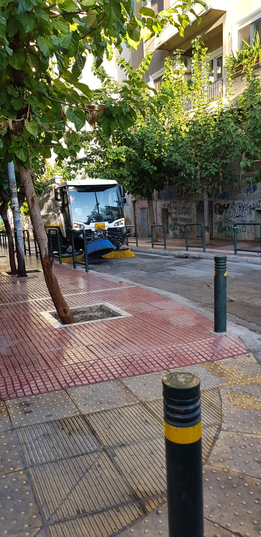 «Σκούπα» από τον δήμο Αθηναίων στην οδό Αντωνιάδου δίπλα στην ΑΣΟΕΕ