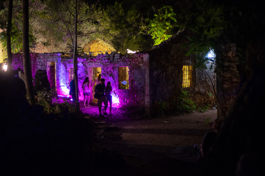 Saristra Festival: H τέχνη «ανασταίνει» το ξεχασμένο κεφαλονίτικο χωριό Βλαχάτα
