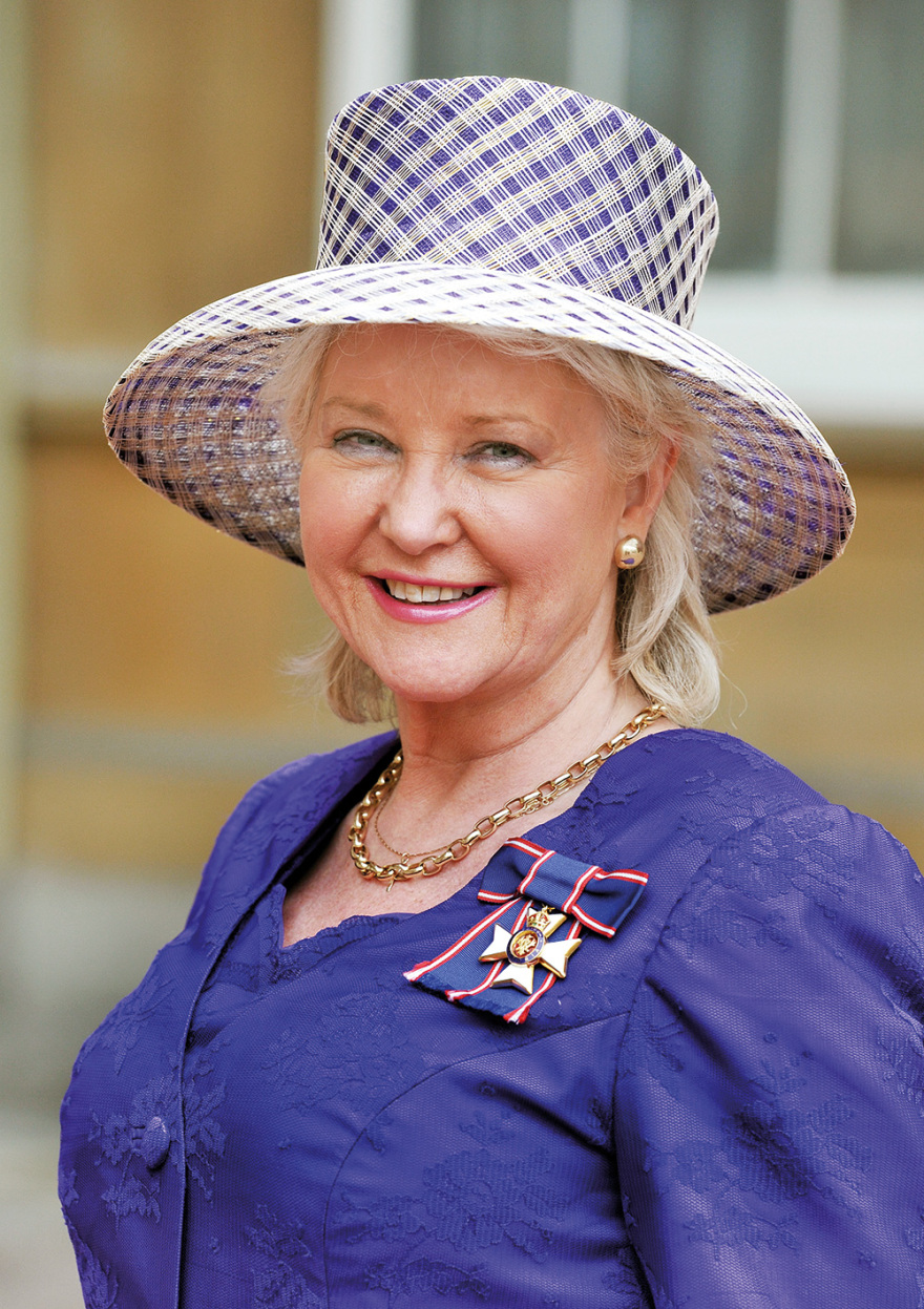 Άντζελα Κέλι: Η γυναίκα που ντύνει τη βασίλισσα αποκαλύπτει