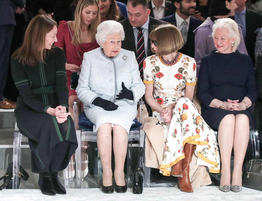 Άντζελα Κέλι: Η γυναίκα που ντύνει τη βασίλισσα αποκαλύπτει