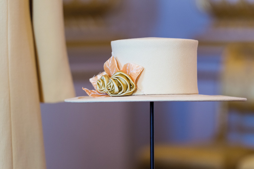 Άντζελα Κέλι: Η γυναίκα που ντύνει τη βασίλισσα αποκαλύπτει