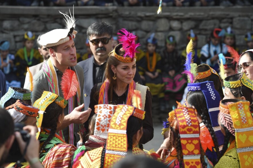 Ουίλιαμ και Κέιτ στο Πακιστάν: Επισκέφθηκαν τη φυλή Καλάς, τους «απογόνους» του Μεγάλου Αλεξάνδρου!